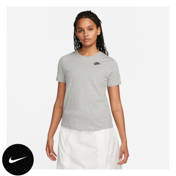 Camiseta Nike Sportswear Club Essentials Feminina