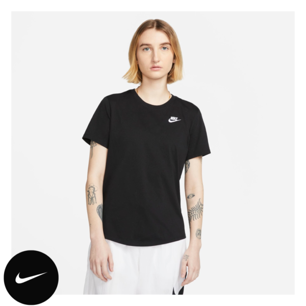 Camiseta Nike Sportswear Club Essentials Feminina