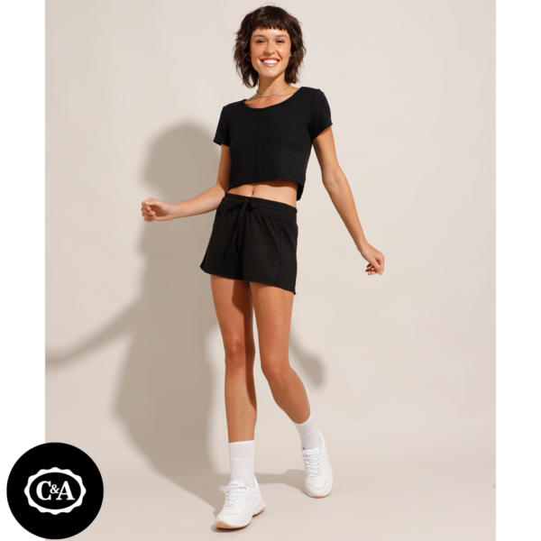 Conjunto Blusa Cropped Canelada com Botões Manga Curta Decote Redondo + Short de Moletom Cintura Média Preto