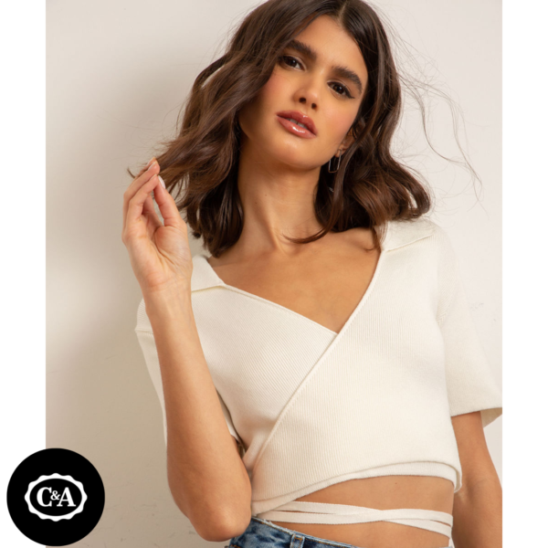 Polo Cropped de Tricô Transpassada com Amarração Manga Curta Decote V Off White
