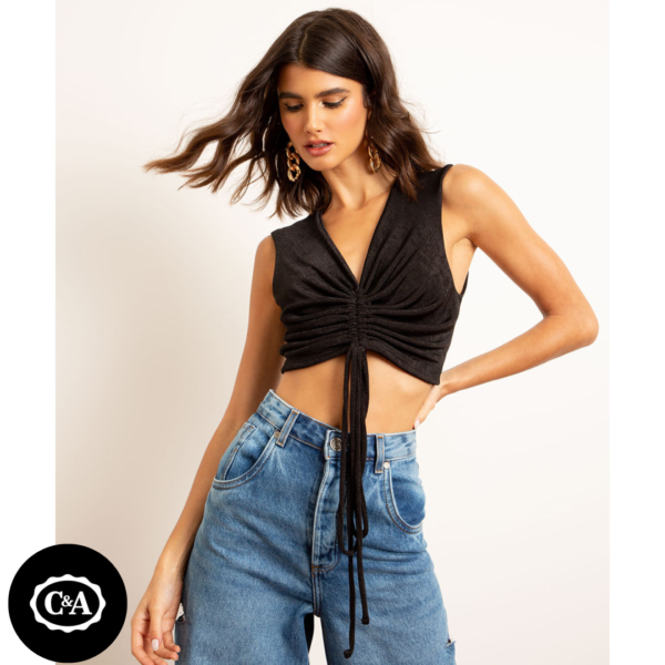 Regata Cropped Texturizada com Franzido Alça Larga Decote V Preta
