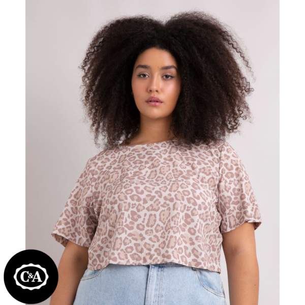 blusa cropped estampada animal print oncinha manga curta decote redondo bege claro