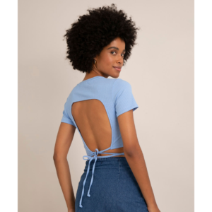 blusa cropped canelada com amarração manga curta decote redondo azul claro